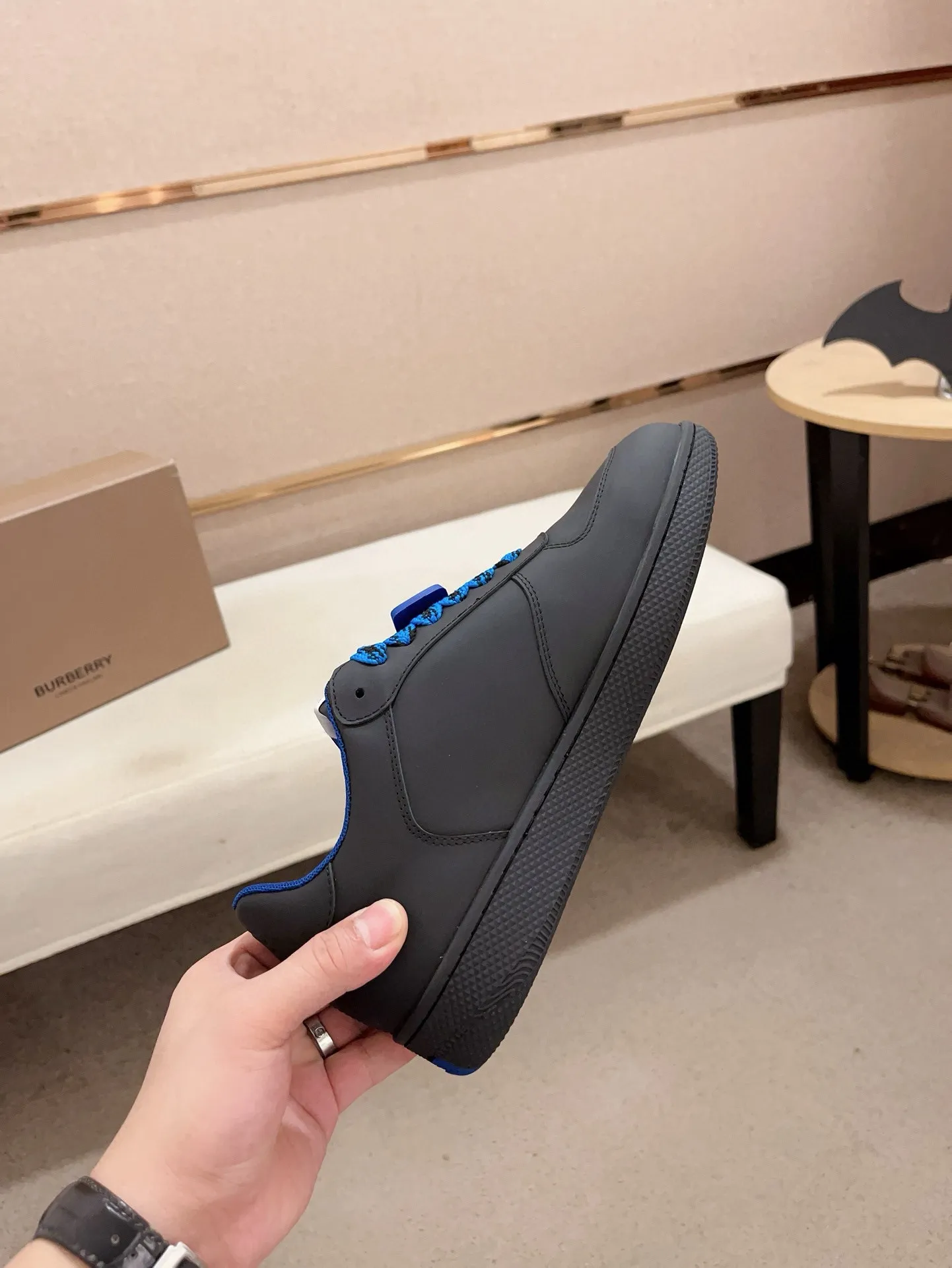 Men's shoes 💰: 560💰🇮🇹🇮🇹The counters are synchronized with Burberry's top purchasing agents🔍🔍Synchronized sales. Positive code number: 38-44. Italian imported cowhide, fully imported sheepskin lining, sole: original sole provided by the original factory, exclusive movable molded sole, super comfortable, original factory follow-up order, 🔍🔍high quality, you can enter and leave the counter at will, welcome to compare (45 yuan for customization, no return or exchange)